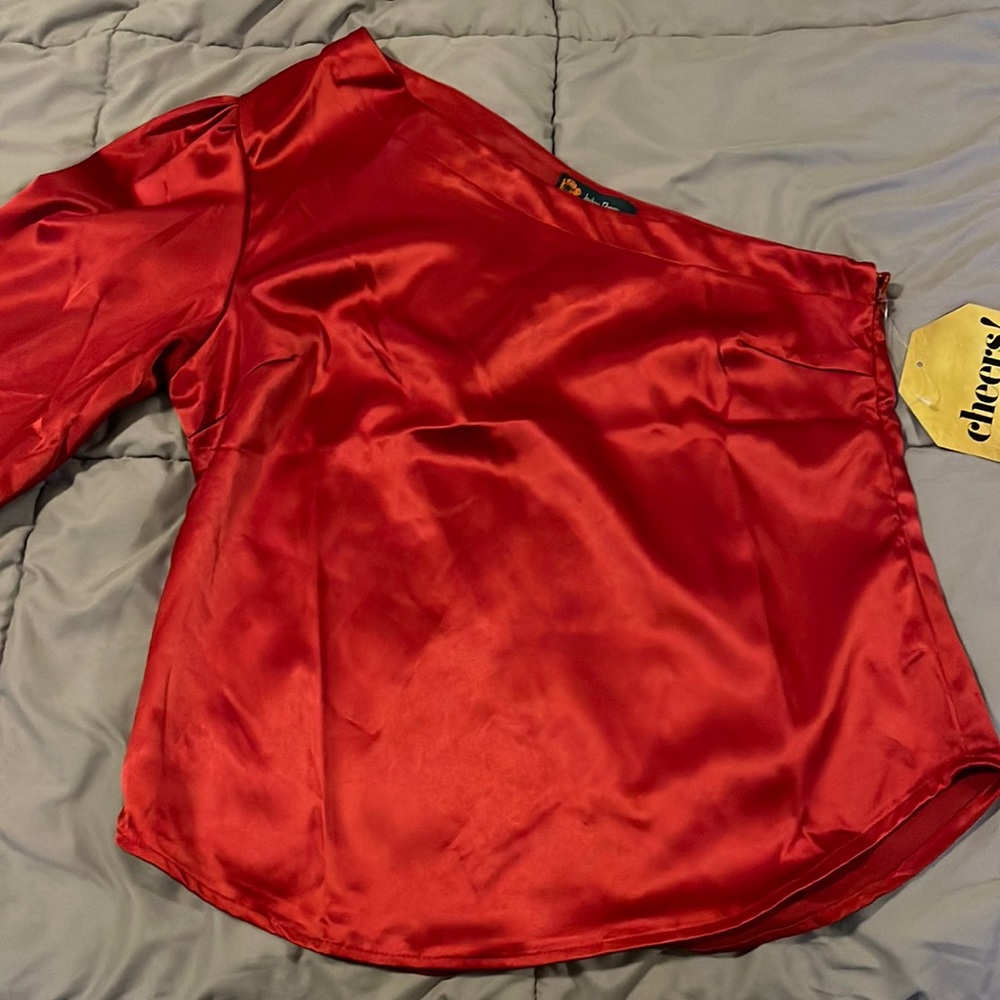 Women’s one sleeve shirt size medium new with tags